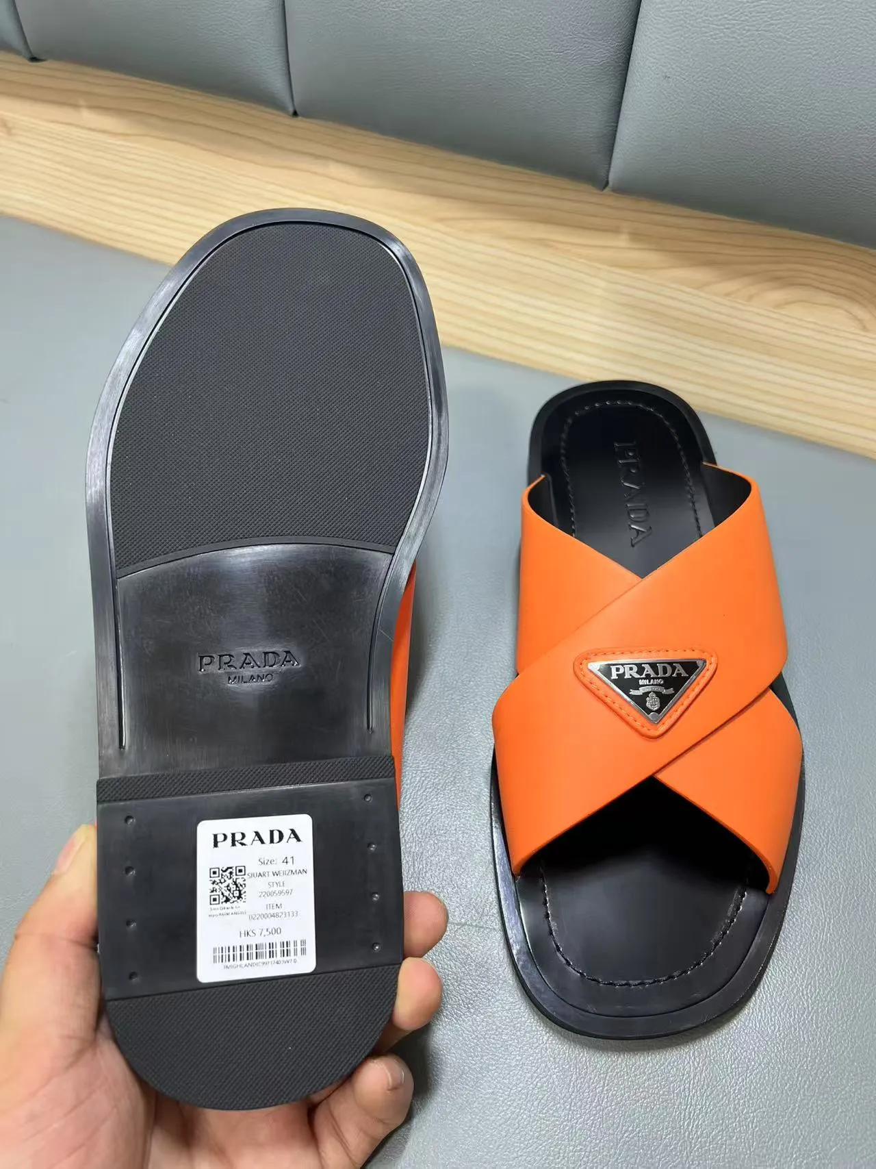 340💰PRADA Prada’s latest slippers are synchronized with the official website. This slipper is made of the brand’s unique and iconic Saffiano leather. The brand logo jumps out from the double straps, and the brand style is clearly visible. Cowhide gives men elegant charm and functional design, making it an ideal choice for vacation and leisure. Size:38-45
